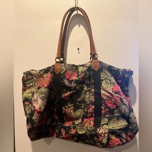 Midsized travel tote